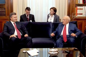 Viktor Yanukovich and Karolos Papoulias
