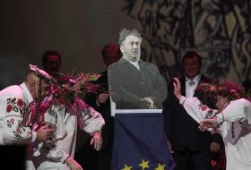 Cardboard bust of  Bogdan Stupka