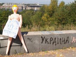 Надувная резиновая кукла с плакатом