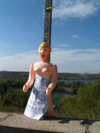 Надувная резиновая кукла с плакатом