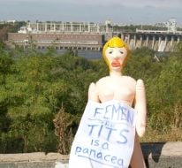 Надувная резиновая кукла с плакатом