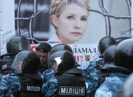 Милиционеры перекрывают проход к суду