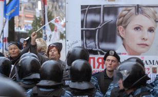 Милиционеры перекрывают проход к суду