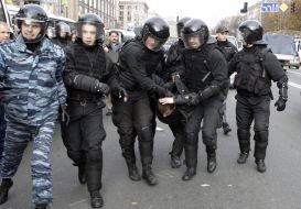 A commander of "Berkut" beats photografer under the Pechersky court