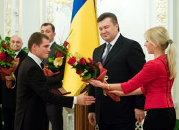 Viktor Yanukovich hands the reward Denis Berinchik