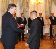 Viktor Yanukovich hands the reward Vasiliy Lomachenko