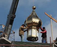 Mounting of dome of church 
