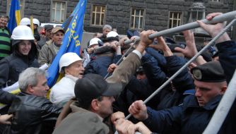 Scuffle between police and miners