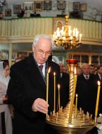 Nikolay Azarov puts a candle