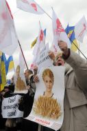 Женщина держит плакат с изображением Тимошенко