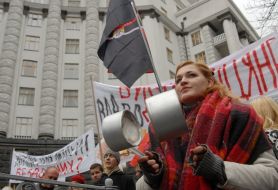 Girls beat by spoons on pans