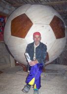 Иван Ткач возле 2-метрового деревянного мяча