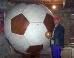 Иван Ткач возле 2-метрового деревянного мяча