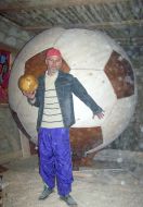 Иван Ткач возле 2-метрового деревянного мяча