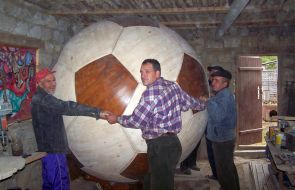 Иван Ткач возле 2-метрового деревянного мяча