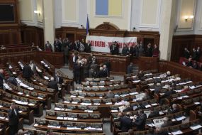 Deputies from "BYUT-Batkivshchina" block the presidium of parliament