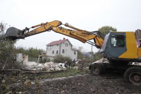 Dismantling of buildings