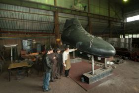 Yuriy Aleksandrov near 5-meter soccer boots