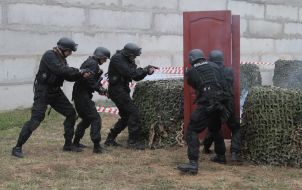 Peacekeepers demonstrate their skills