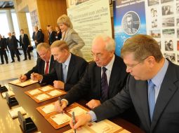 Aleksandr Degtyarev, Leonid Kuchma, Nikolay Azarov and Aleksandr Vilkul