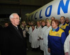 Nikolay Azarov talks with workers
