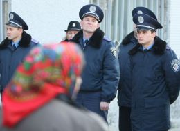 Міліціонери стоять біля учасників мітингу