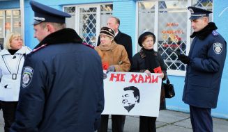 Міліціонери стоять біля учасників мітингу