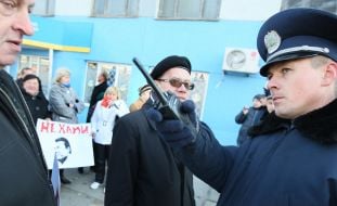 Співробітник міліції розмовляє з учасником мітингу