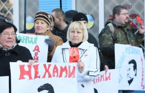 Учасники мітингу тримають плакати