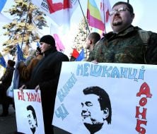 Учасники мітингу тримають плакати