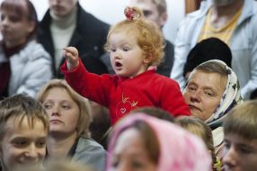 Elderly woman gives flowers to Vladimir Litvin