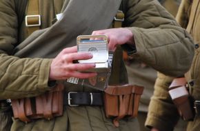 Солдат держит портсигар