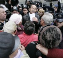 Сергей Тигипко общается с участниками акции протеста