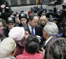 Сергей Тигипко общается с участниками акции протеста