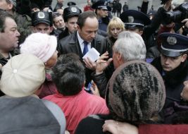 Сергей Тигипко общается с участниками акции протеста