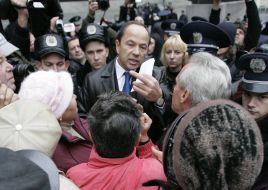 Сергей Тигипко общается с участниками акции протеста