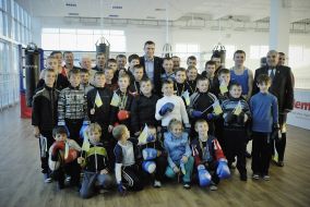 Виталий Кличко фотографируется с воспитанниками секции бокса 