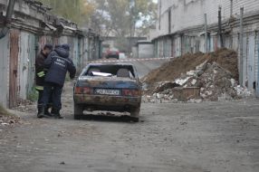 Повреждённый в результате оползня грунта автомобиль