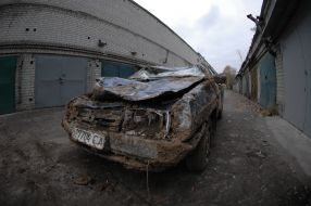 Повреждённый в результате оползня грунта автомобиль