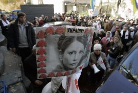 Сторонники оппозиции держат плакат с портретом Тимошенко