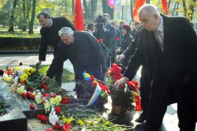 Georgiy Buyko laying flowers