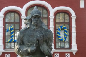 Памятник Павлу Корчагину 