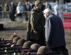 Пожилой мужчина проходит возле гроба с останками Тимофея Шамрыло