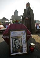 Девушка в форме солдата Красной Армии стоит возле гроба с останками Тимофея Шамрыло