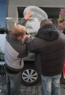 Placing of portrait of Stalin on the rout bus