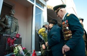 Vetesans lay flowers to the monument to Iosif Stalin