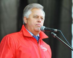 Пётр Симоненко выступает с речью