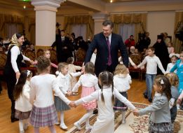Віктор Янукович у дитячому будинку отця Михайла Жара