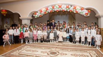 Віктор Янукович у дитячому будинку отця Михайла Жара