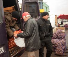 Мужчина покупает лук